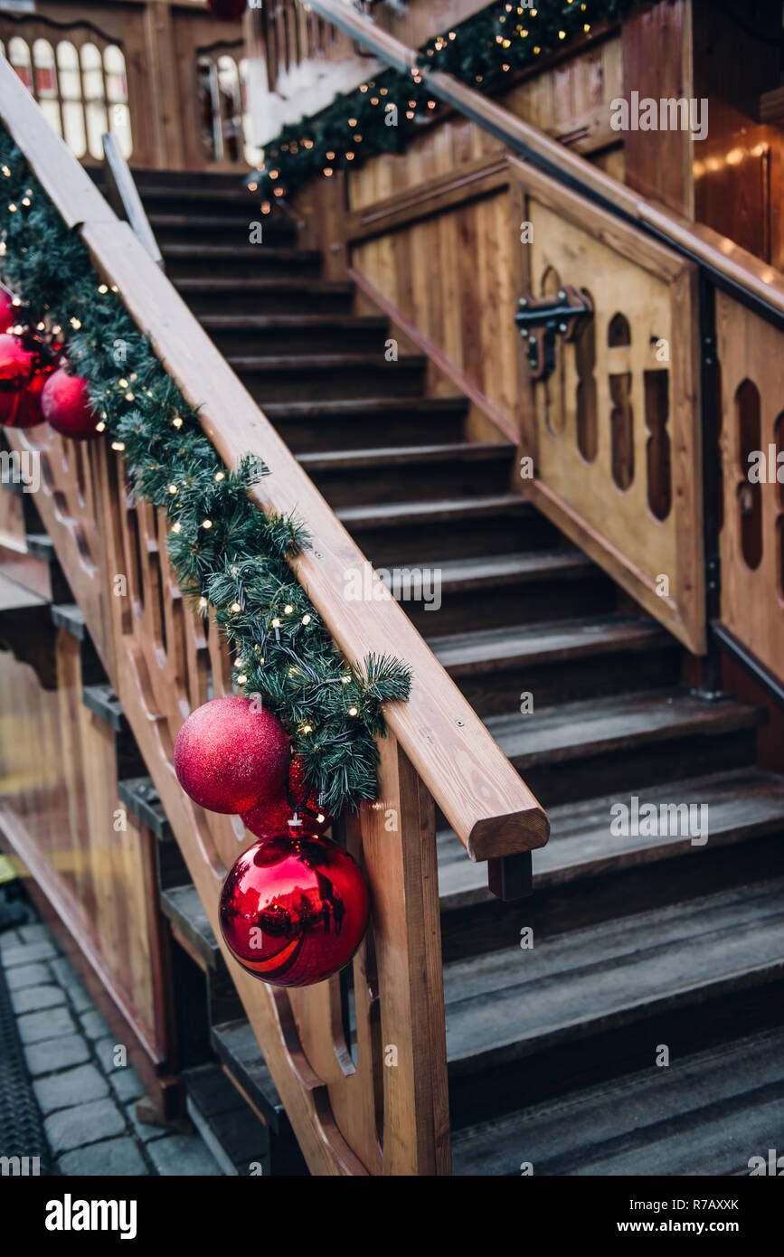 Un escalier en bois est décorée pour Noël qui conduit à la maison du Père Noël Banque D'Images