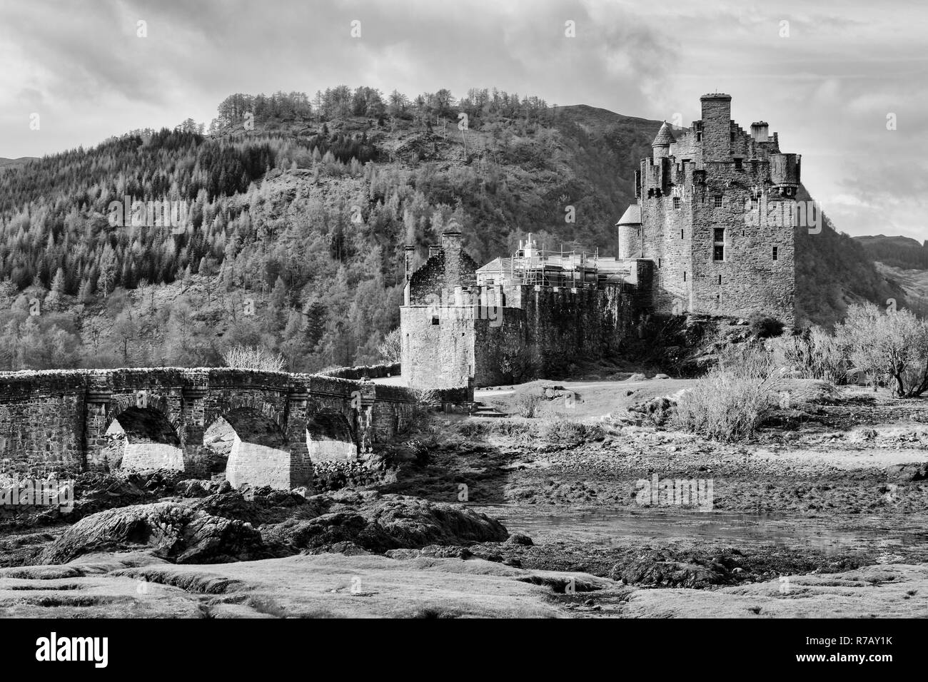 B&W image - Le Château d'Eilean Donan sur les rives du Loch Duich près de Dornie en Wester Ross, région des Highlands, Ecosse Banque D'Images