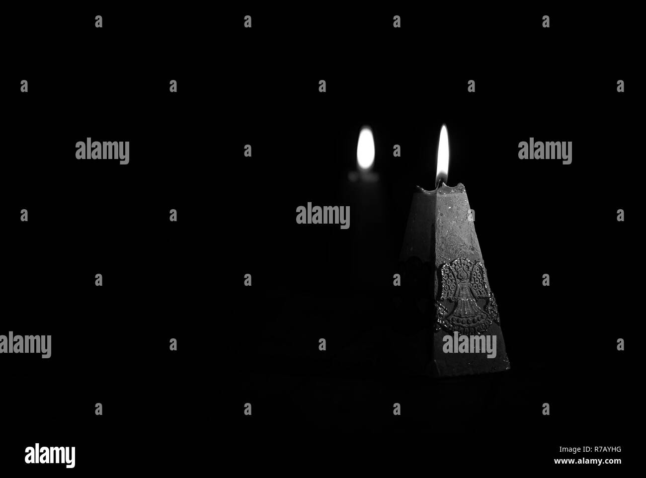 Bougies de Noël sont allumées dans le noir en noir et blanc. Banque D'Images