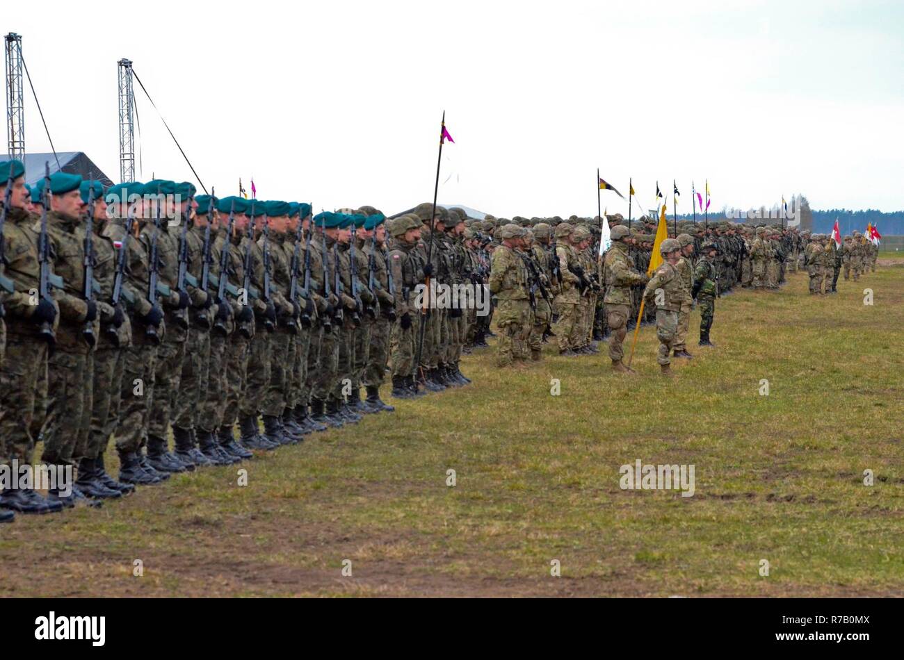Des soldats du Groupement tactique Pologne participer à une cérémonie pour le lancement de leur déploiement, le 13 avril. Pologne Groupe de combat se compose de soldats des États-Unis, Royaume-Uni, en Roumanie et en Pologne dans le cadre de l'OTAN vers l'amélioration de la présence. Pologne Groupe de combat s'est engagé à la défense collective et la sécurité de l'OTAN et de pays partenaires dans la région de l'Europe. Banque D'Images
