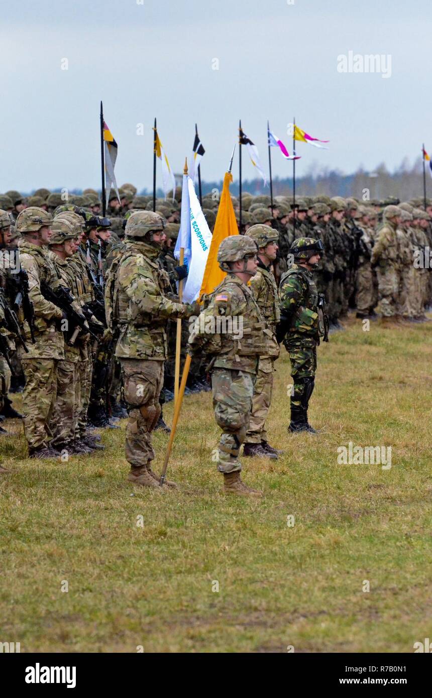 Des soldats du Groupement tactique Pologne participer à une cérémonie pour le lancement de leur déploiement, le 13 avril. Pologne Groupe de combat se compose de soldats des États-Unis, Royaume-Uni, en Roumanie et en Pologne dans le cadre de l'OTAN vers l'amélioration de la présence. Pologne Groupe de combat s'est engagé à la défense collective et la sécurité de l'OTAN et de pays partenaires dans la région de l'Europe. Banque D'Images