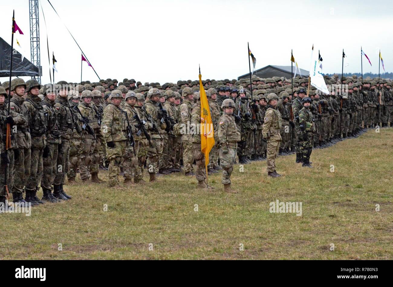 Des soldats du Groupement tactique Pologne participer à une cérémonie pour le lancement de leur déploiement, le 13 avril. Pologne Groupe de combat se compose de soldats des États-Unis, Royaume-Uni, en Roumanie et en Pologne dans le cadre de l'OTAN vers l'amélioration de la présence. Pologne Groupe de combat s'est engagé à la défense collective et la sécurité de l'OTAN et de pays partenaires dans la région de l'Europe. Banque D'Images