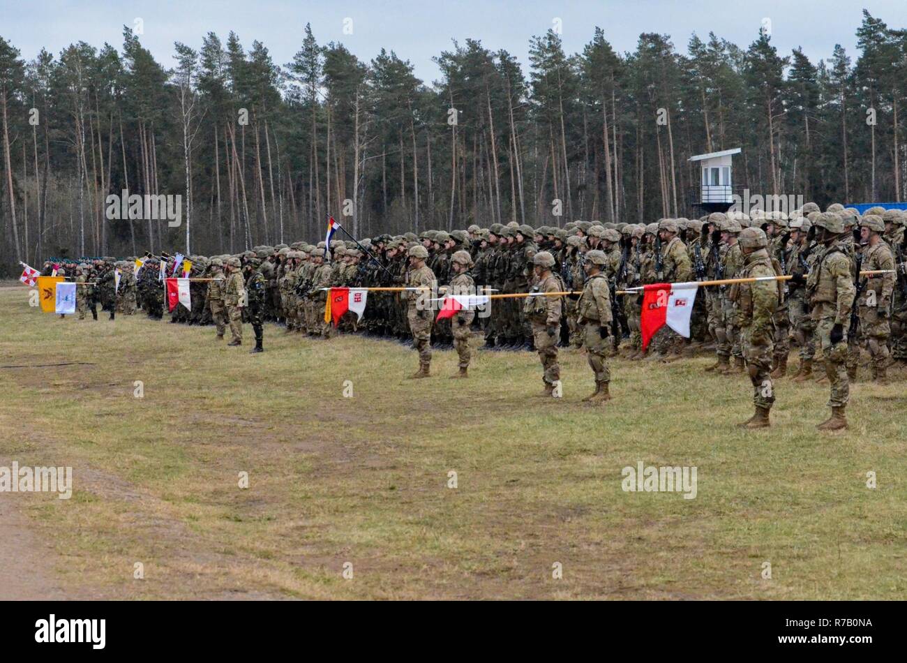 Des soldats du Groupement tactique Pologne participer à une cérémonie pour le lancement de leur déploiement, le 13 avril. Pologne Groupe de combat se compose de soldats des États-Unis, Royaume-Uni, en Roumanie et en Pologne dans le cadre de l'OTAN vers l'amélioration de la présence. Pologne Groupe de combat s'est engagé à la défense collective et la sécurité de l'OTAN et de pays partenaires dans la région de l'Europe. Banque D'Images