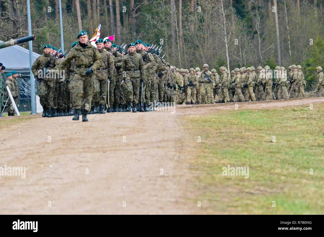 Des soldats du Groupement tactique Pologne participer à une cérémonie pour le lancement de leur déploiement, le 13 avril. Pologne Groupe de combat se compose de soldats des États-Unis, Royaume-Uni, en Roumanie et en Pologne dans le cadre de l'OTAN vers l'amélioration de la présence. Pologne Groupe de combat s'est engagé à la défense collective et la sécurité de l'OTAN et de pays partenaires dans la région de l'Europe. Banque D'Images