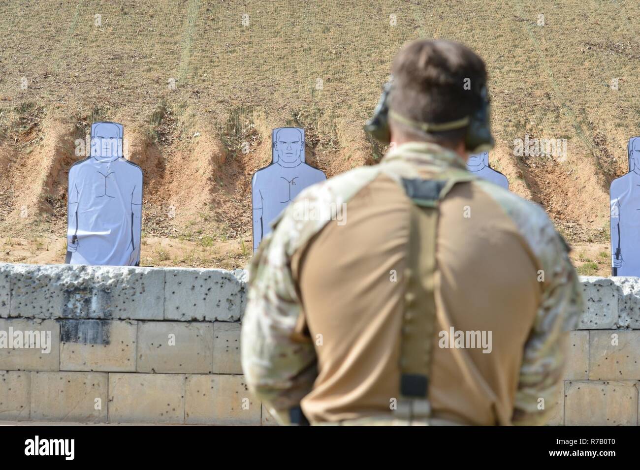 Des marines (les États-Unis, le Royaume-Uni et les Pays-Bas ainsi que des civils de divers organismes gouvernementaux sont en compétition dans le concours de tir du Marine Corps Base du Corps des Marines à Quantico. La compétition se déroule du 7 avril grâce à la 21e. Banque D'Images
