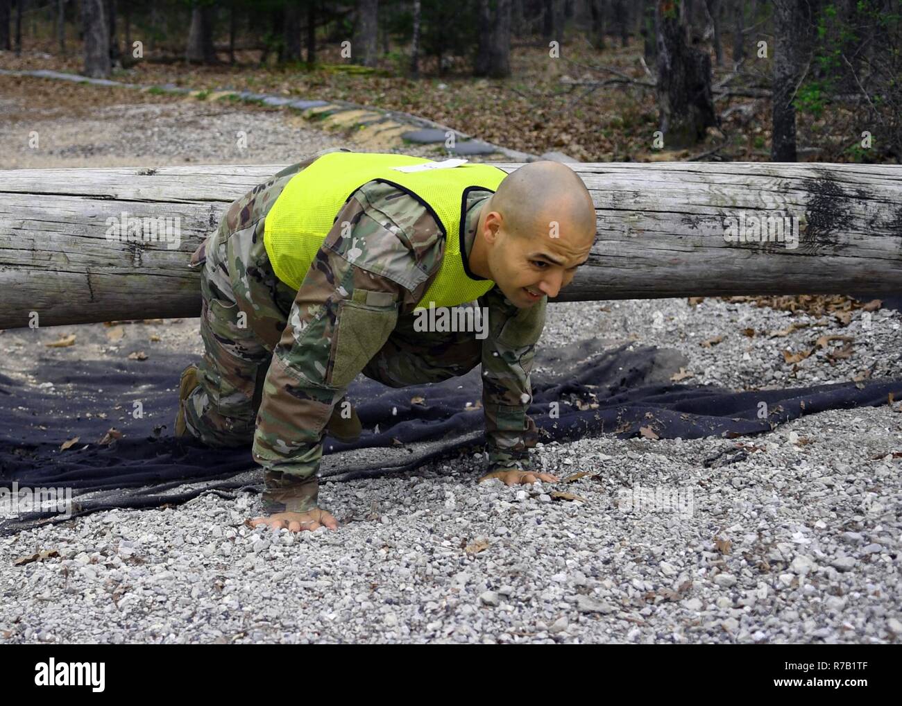 Le sergent de l'armée américaine. Luis Cruz, 597e Brigade, de transport et de sous-officiers de la SDDC 2017 ans, rampe sous un obstacle au cours de l'Endurance physique bien sûr partie de la SDDC 2017 Concours meilleur guerrier. Banque D'Images