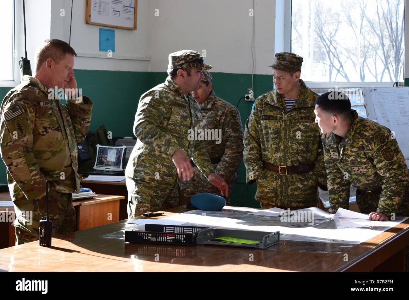 Soldats kazakhs Kazakhstan avec la brigade de maintien de discuter des exercices pratiques qui s'est produite au cours des trois jours de steppe Eagle Koktem 9 Avril, 2017, au centre de formation Illisky, au Kazakhstan. Les exercices pratiques ont permis aux soldats avec le Kazakhstan pour démontrer bataillon de maintien et de continuer à développer les compétences dont ils ont travaillé au cours de l'armée dans les engagements militaires de la semaine avant. Banque D'Images