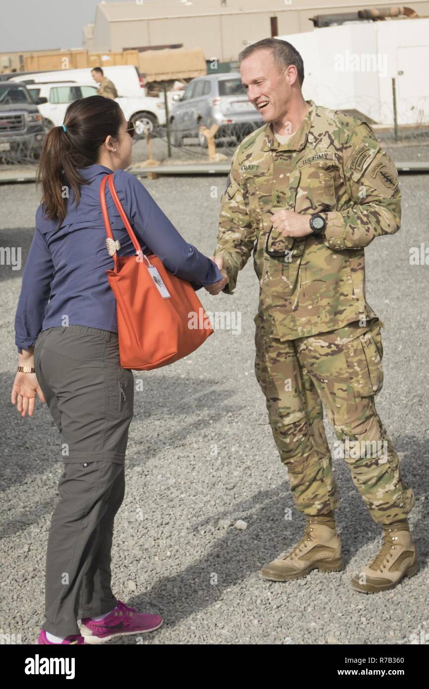 L'Armée américaine, le général James Kraft, commandant de la Force opérationnelle interarmées des opérations spéciales - Fonctionnement résoudre inhérent, salue Honorable Elise Stefanik, un membre du Congrès de New York et président des nouvelles menaces et des capacités Sous-Commission de la Commission des forces armées, au cours d'une délégation du Congrès américain à l'SOJTF-OIR siège en Asie du Sud-Ouest, le 13 avril 2017. SOJTF-OIR est une composante de la Force opérationnelle interarmées - Fonctionnement résoudre inhérent. Les GFIM - OIR est la Coalition mondiale pour vaincre ISIS en Iraq et en Syrie. Banque D'Images