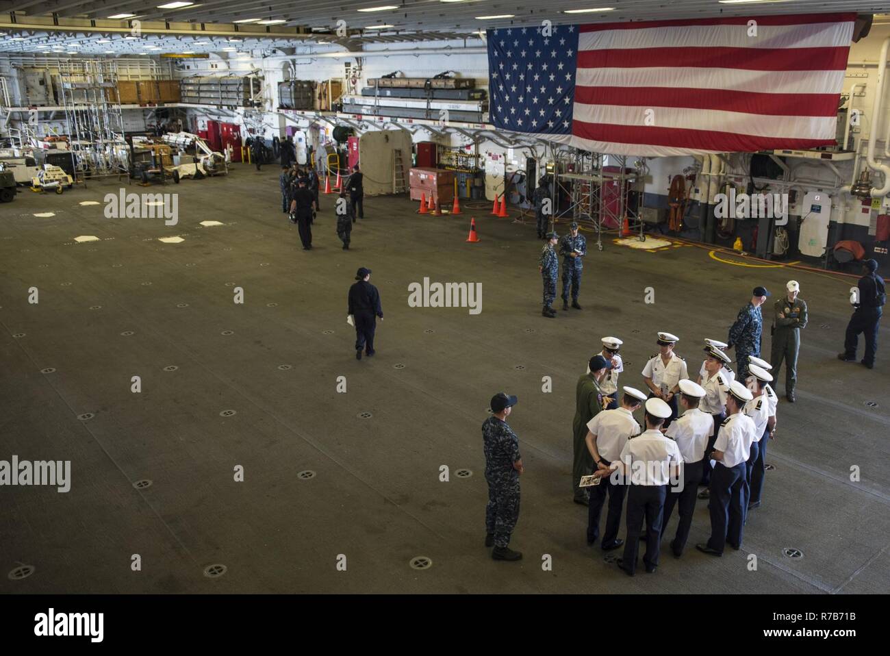 SASEBO, Japon (4 mai 2017) marins affectés au navire d'assaut amphibie FS Mistral (L9013) visiter la zone du navire d'assaut amphibie USS Bonhomme Richard (DG 6) lors d'un tour de bateau. Bonhomme Richard, l'avant-déployé à Sasebo, au Japon, est au service de l'avant pour avoir une capacité d'intervention rapide en cas de catastrophe naturelle ou d'urgence régionaux. Banque D'Images