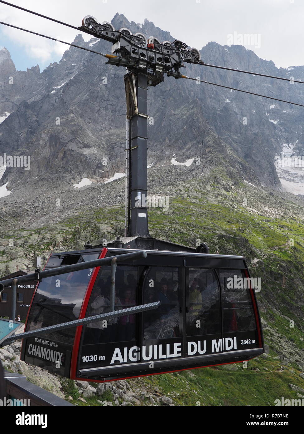 Cabine de téléphérique de touristes sur l'AIGUILLE DU MIDI à haute montagne  français paysage à alpes européennes - verticale Photo Stock - Alamy