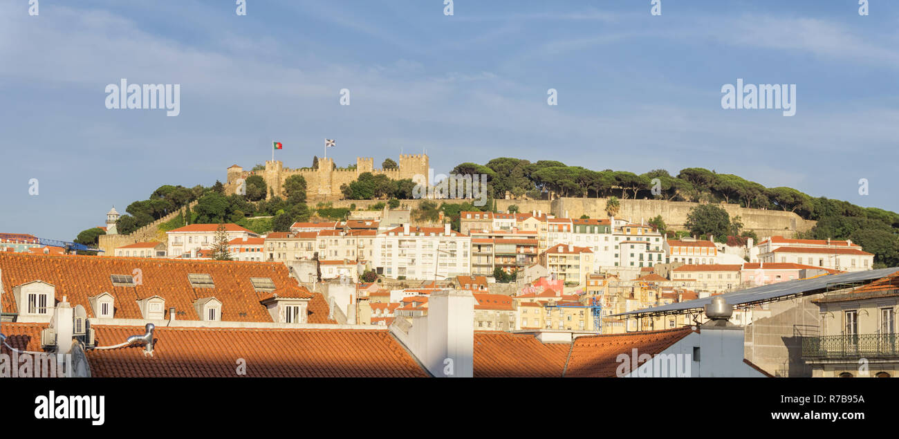 Rues de la région de Lisbonne, Portugal, avec St George's Castle en arrière-plan. Journée ensoleillée, ciel bleu. Banque D'Images