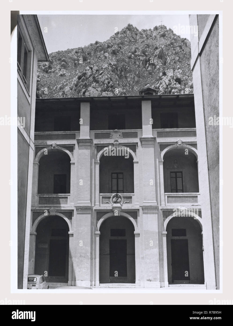 Latium Frosinone Sora S. Maria, c'est mon l'Italie, l'Italie Pays de l'histoire visuelle, l'architecture médiévale, la sculpture architecturale. L'église a été construite dans la seconde moitié du 11e siècle, avec des reconstructions successives au début du xiie siècle. L'église a été rénové dans le style cistercien en 1229. Le portail, décoré avec des motifs végétaux et une inscription, et le campanile à la fois la date de l'époque romane. L'architecture médiévale, peinture, ferronnerie, sculpture. L'église a été remaniée dans le style baroque au 17e siècle, mais a été restauré en style gothique après un incendie d Banque D'Images