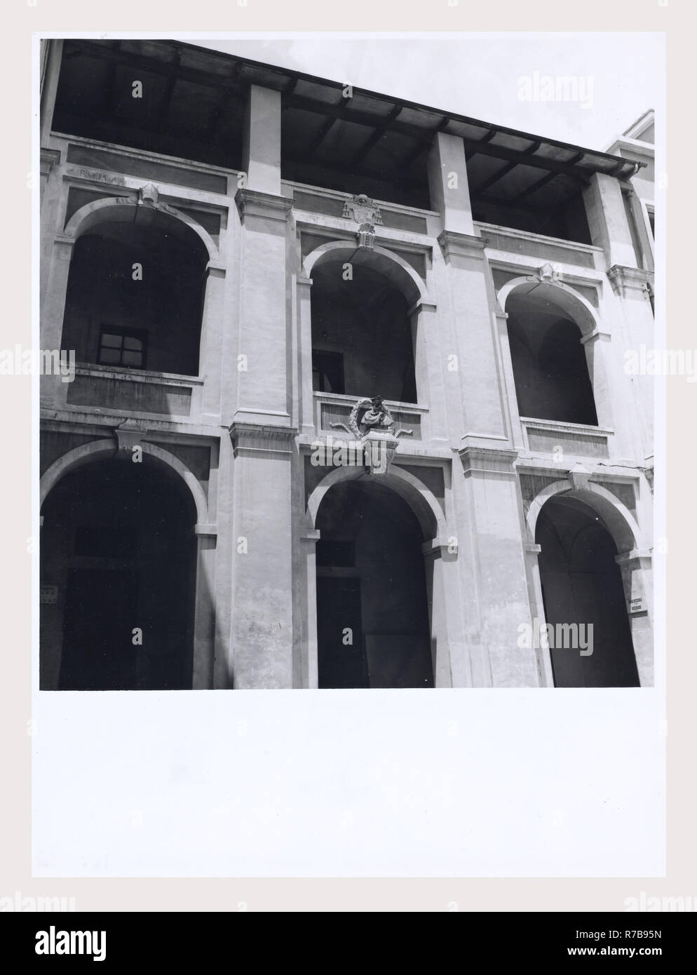 Latium Frosinone Sora S. Maria, c'est mon l'Italie, l'Italie Pays de l'histoire visuelle, l'architecture médiévale, la sculpture architecturale. L'église a été construite dans la seconde moitié du 11e siècle, avec des reconstructions successives au début du xiie siècle. L'église a été rénové dans le style cistercien en 1229. Le portail, décoré avec des motifs végétaux et une inscription, et le campanile à la fois la date de l'époque romane. L'architecture médiévale, peinture, ferronnerie, sculpture. L'église a été remaniée dans le style baroque au 17e siècle, mais a été restauré en style gothique après un incendie d Banque D'Images