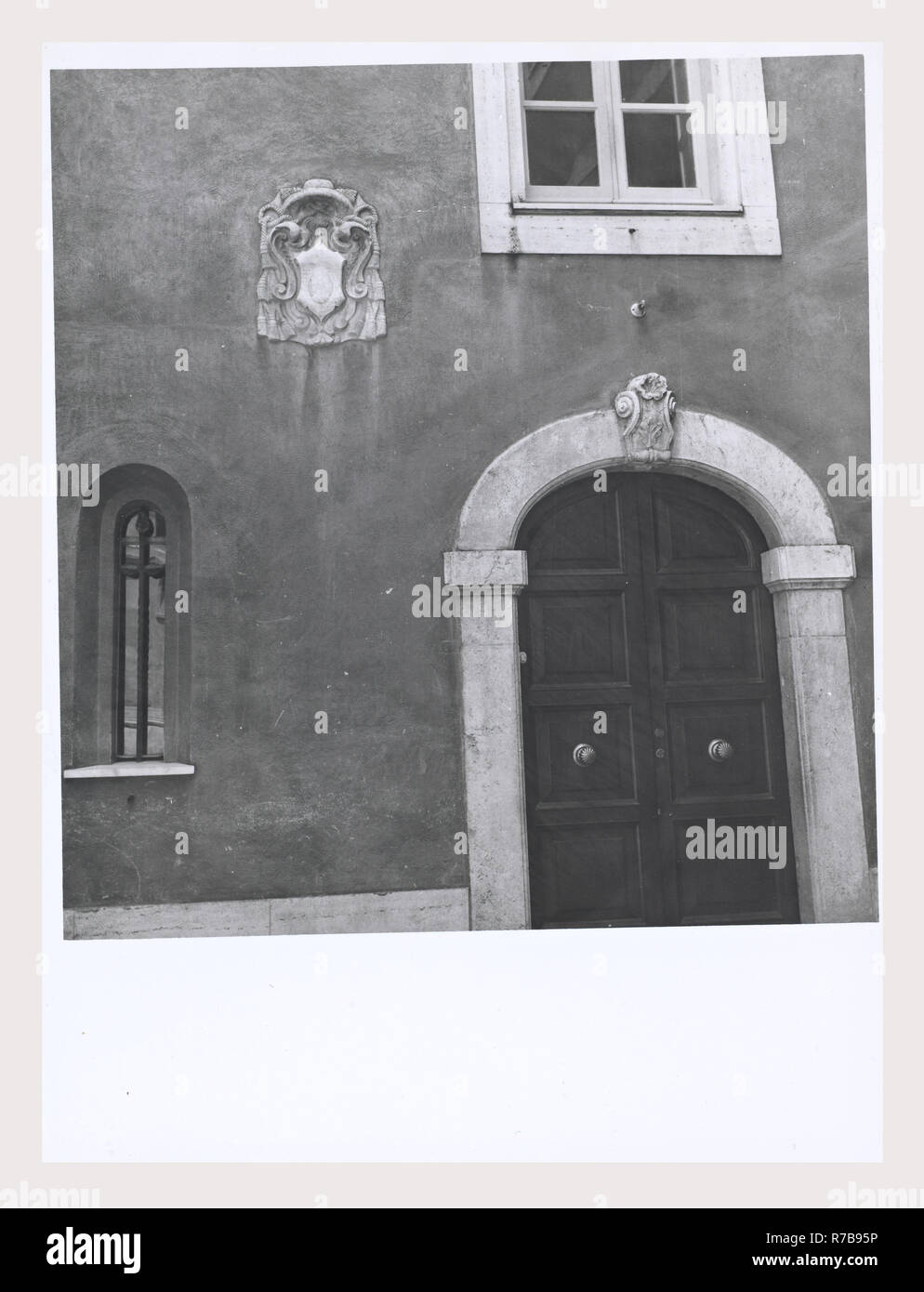 Latium Frosinone Sora S. Maria, c'est mon l'Italie, l'Italie Pays de l'histoire visuelle, l'architecture médiévale, la sculpture architecturale. L'église a été construite dans la seconde moitié du 11e siècle, avec des reconstructions successives au début du xiie siècle. L'église a été rénové dans le style cistercien en 1229. Le portail, décoré avec des motifs végétaux et une inscription, et le campanile à la fois la date de l'époque romane. L'architecture médiévale, peinture, ferronnerie, sculpture. L'église a été remaniée dans le style baroque au 17e siècle, mais a été restauré en style gothique après un incendie d Banque D'Images