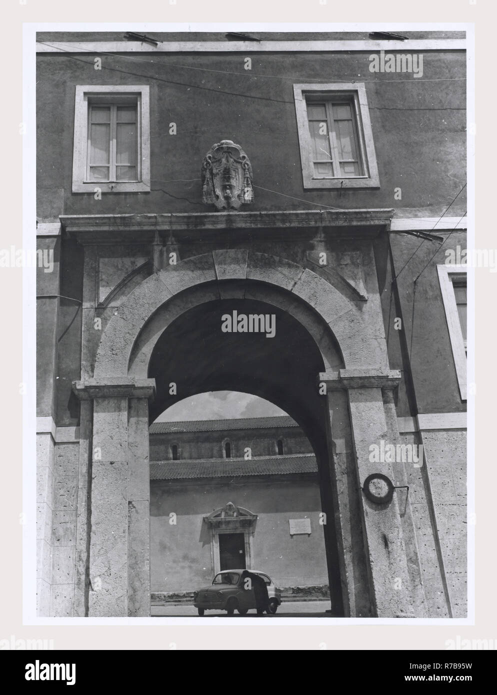Latium Frosinone Sora S. Maria, c'est mon l'Italie, l'Italie Pays de l'histoire visuelle, l'architecture médiévale, la sculpture architecturale. L'église a été construite dans la seconde moitié du 11e siècle, avec des reconstructions successives au début du xiie siècle. L'église a été rénové dans le style cistercien en 1229. Le portail, décoré avec des motifs végétaux et une inscription, et le campanile à la fois la date de l'époque romane. L'architecture médiévale, peinture, ferronnerie, sculpture. L'église a été remaniée dans le style baroque au 17e siècle, mais a été restauré en style gothique après un incendie d Banque D'Images