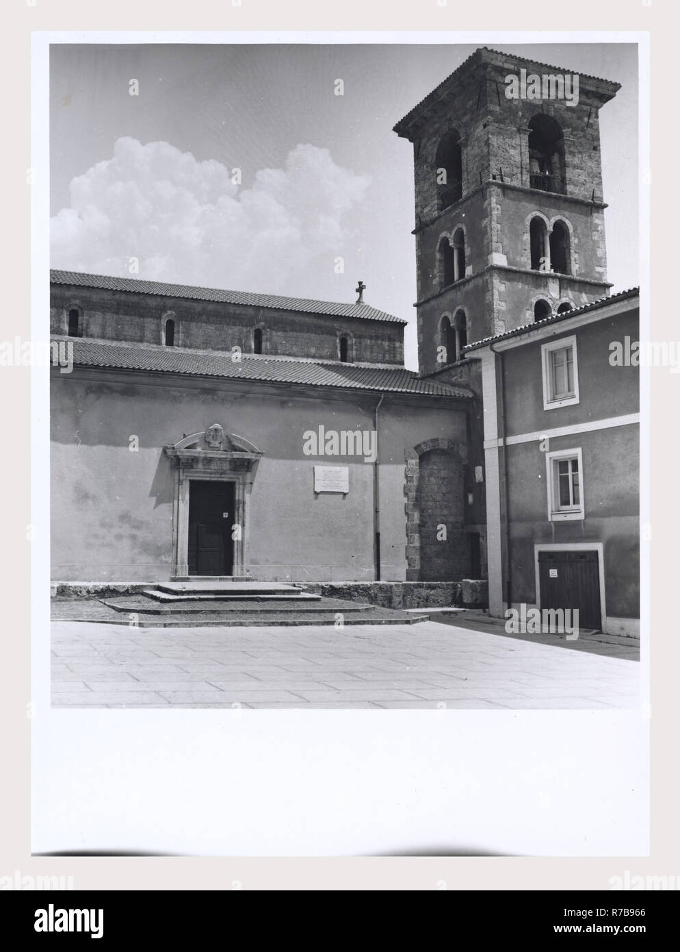 Latium Frosinone Sora S. Maria, c'est mon l'Italie, l'Italie Pays de l'histoire visuelle, l'architecture médiévale, la sculpture architecturale. L'église a été construite dans la seconde moitié du 11e siècle, avec des reconstructions successives au début du xiie siècle. L'église a été rénové dans le style cistercien en 1229. Le portail, décoré avec des motifs végétaux et une inscription, et le campanile à la fois la date de l'époque romane. L'architecture médiévale, peinture, ferronnerie, sculpture. L'église a été remaniée dans le style baroque au 17e siècle, mais a été restauré en style gothique après un incendie d Banque D'Images