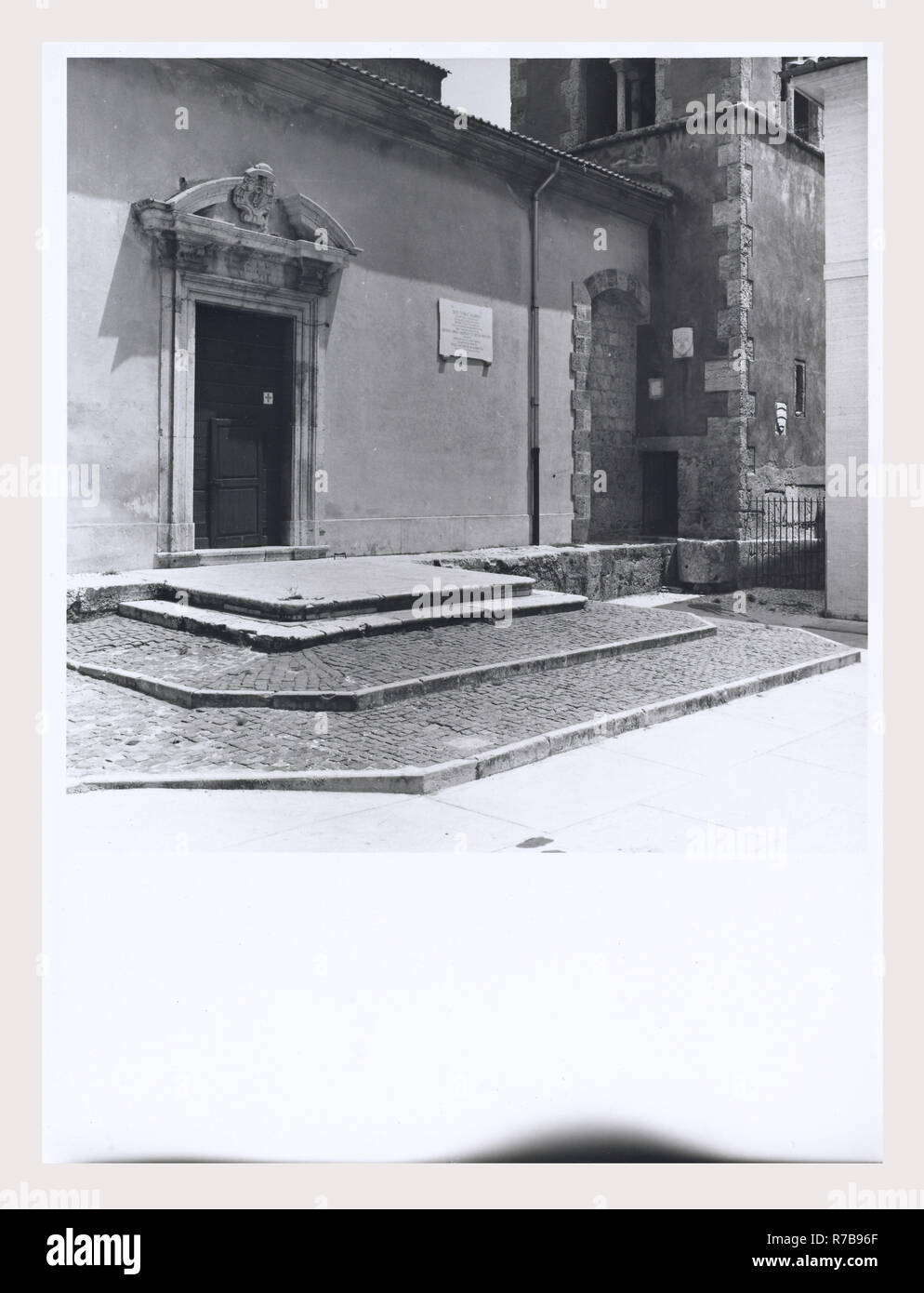 Latium Frosinone Sora S. Maria, c'est mon l'Italie, l'Italie Pays de l'histoire visuelle, l'architecture médiévale, la sculpture architecturale. L'église a été construite dans la seconde moitié du 11e siècle, avec des reconstructions successives au début du xiie siècle. L'église a été rénové dans le style cistercien en 1229. Le portail, décoré avec des motifs végétaux et une inscription, et le campanile à la fois la date de l'époque romane. L'architecture médiévale, peinture, ferronnerie, sculpture. L'église a été remaniée dans le style baroque au 17e siècle, mais a été restauré en style gothique après un incendie d Banque D'Images