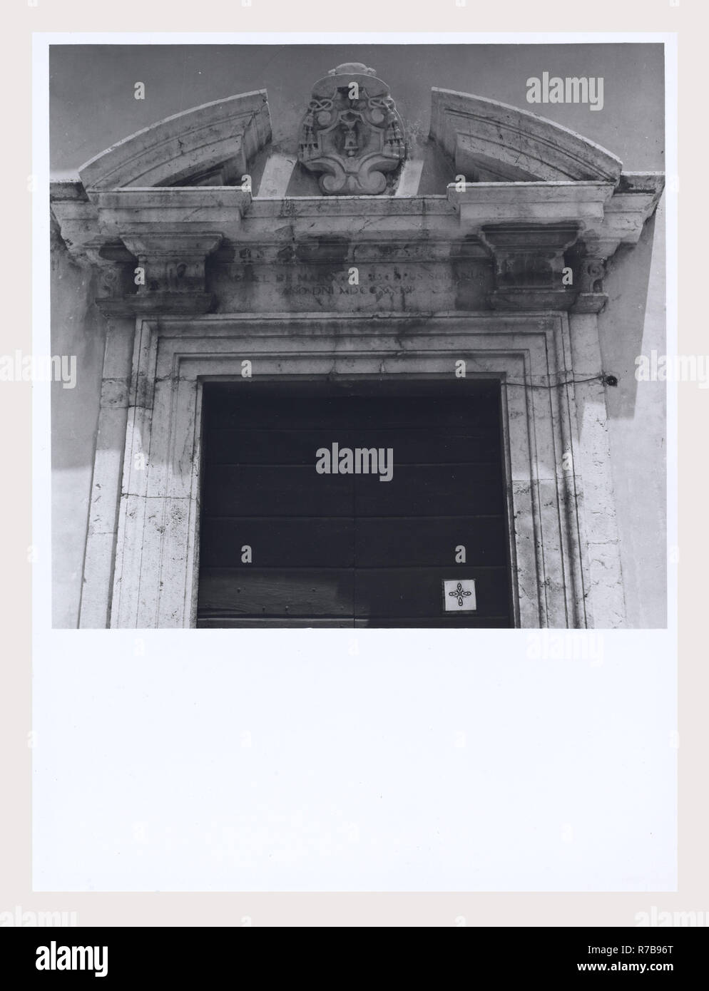 Latium Frosinone Sora S. Maria, c'est mon l'Italie, l'Italie Pays de l'histoire visuelle, l'architecture médiévale, la sculpture architecturale. L'église a été construite dans la seconde moitié du 11e siècle, avec des reconstructions successives au début du xiie siècle. L'église a été rénové dans le style cistercien en 1229. Le portail, décoré avec des motifs végétaux et une inscription, et le campanile à la fois la date de l'époque romane. L'architecture médiévale, peinture, ferronnerie, sculpture. L'église a été remaniée dans le style baroque au 17e siècle, mais a été restauré en style gothique après un incendie d Banque D'Images