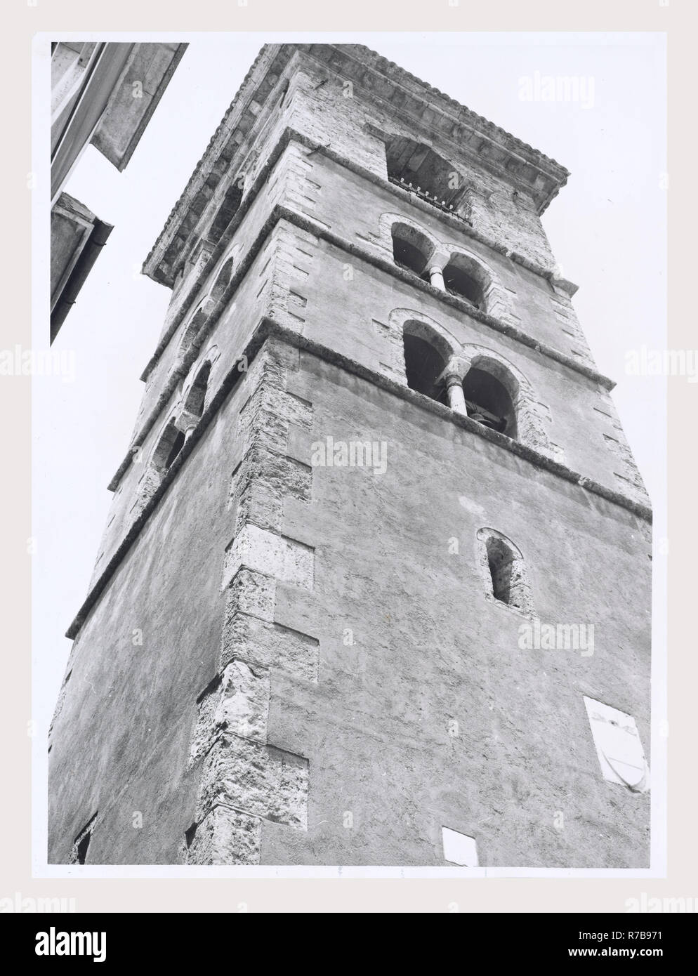 Latium Frosinone Sora S. Maria, c'est mon l'Italie, l'Italie Pays de l'histoire visuelle, l'architecture médiévale, la sculpture architecturale. L'église a été construite dans la seconde moitié du 11e siècle, avec des reconstructions successives au début du xiie siècle. L'église a été rénové dans le style cistercien en 1229. Le portail, décoré avec des motifs végétaux et une inscription, et le campanile à la fois la date de l'époque romane. L'architecture médiévale, peinture, ferronnerie, sculpture. L'église a été remaniée dans le style baroque au 17e siècle, mais a été restauré en style gothique après un incendie d Banque D'Images