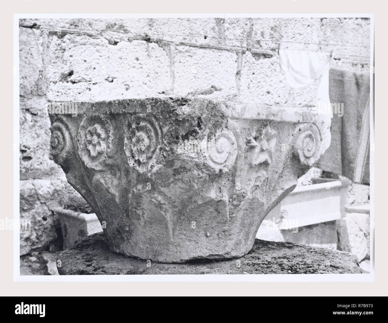 Latium Frosinone Sora S. Maria, c'est mon l'Italie, l'Italie Pays de l'histoire visuelle, l'architecture médiévale, la sculpture architecturale. L'église a été construite dans la seconde moitié du 11e siècle, avec des reconstructions successives au début du xiie siècle. L'église a été rénové dans le style cistercien en 1229. Le portail, décoré avec des motifs végétaux et une inscription, et le campanile à la fois la date de l'époque romane. L'architecture médiévale, peinture, ferronnerie, sculpture. L'église a été remaniée dans le style baroque au 17e siècle, mais a été restauré en style gothique après un incendie d Banque D'Images