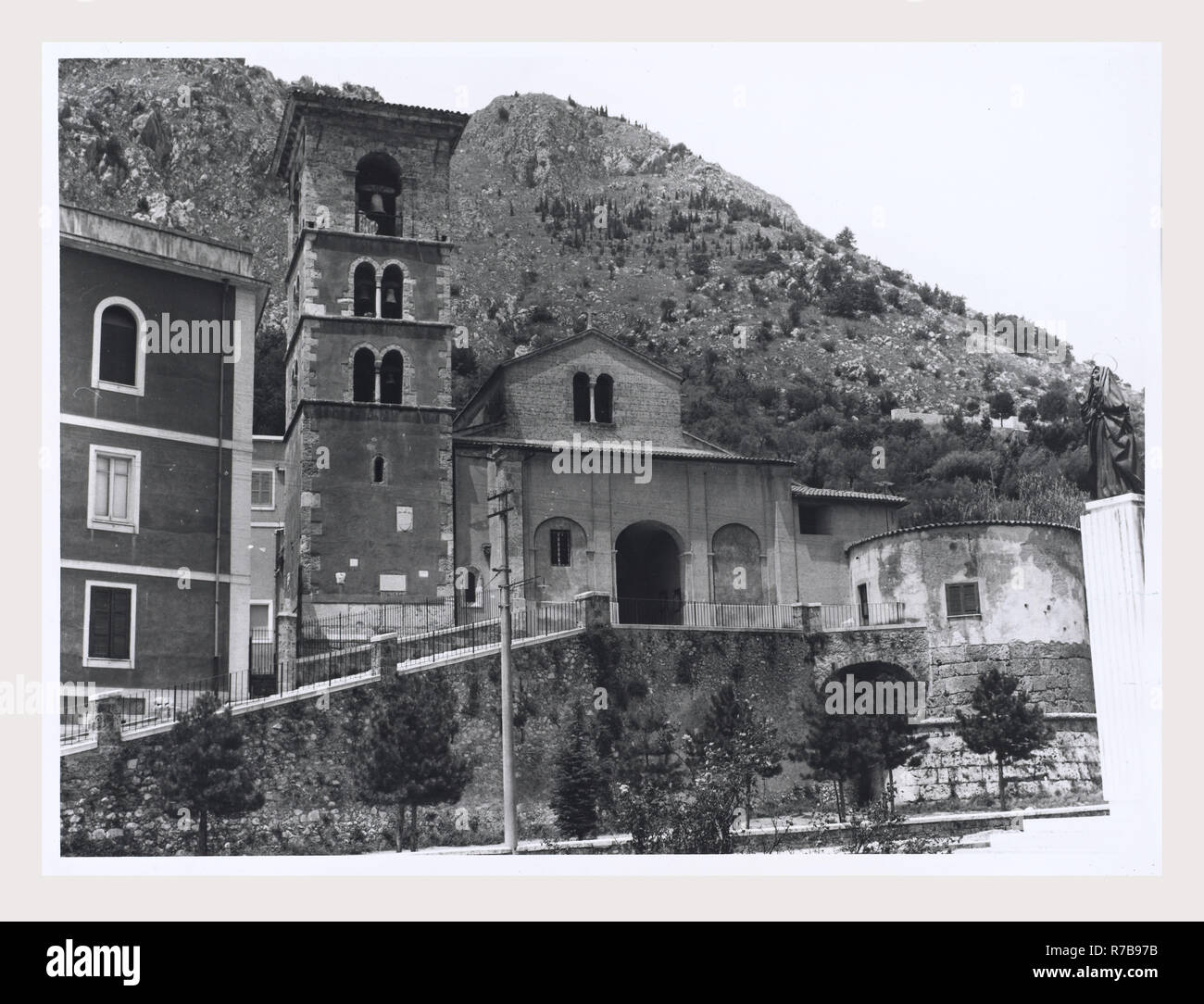 Latium Frosinone Sora S. Maria, c'est mon l'Italie, l'Italie Pays de l'histoire visuelle, l'architecture médiévale, la sculpture architecturale. L'église a été construite dans la seconde moitié du 11e siècle, avec des reconstructions successives au début du xiie siècle. L'église a été rénové dans le style cistercien en 1229. Le portail, décoré avec des motifs végétaux et une inscription, et le campanile à la fois la date de l'époque romane. L'architecture médiévale, peinture, ferronnerie, sculpture. L'église a été remaniée dans le style baroque au 17e siècle, mais a été restauré en style gothique après un incendie d Banque D'Images