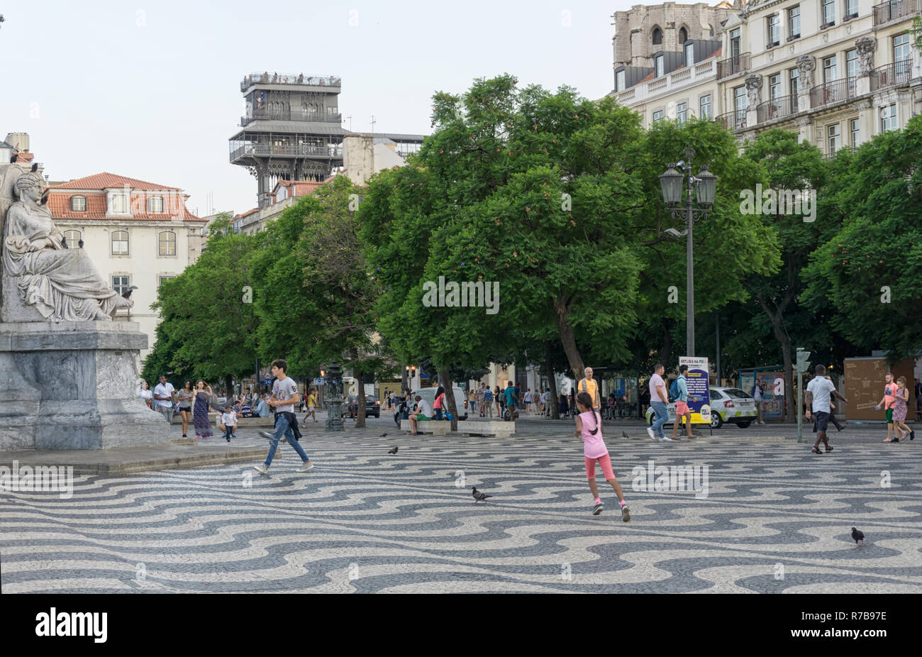 Lisbonne, Portugal - 30 août 2018 : la place Rossio. La Terrasse et promenade de l'ascenseur de Santa Justa, avec le niveau supérieur d'un kiosque et couvent de Notre Dame Banque D'Images