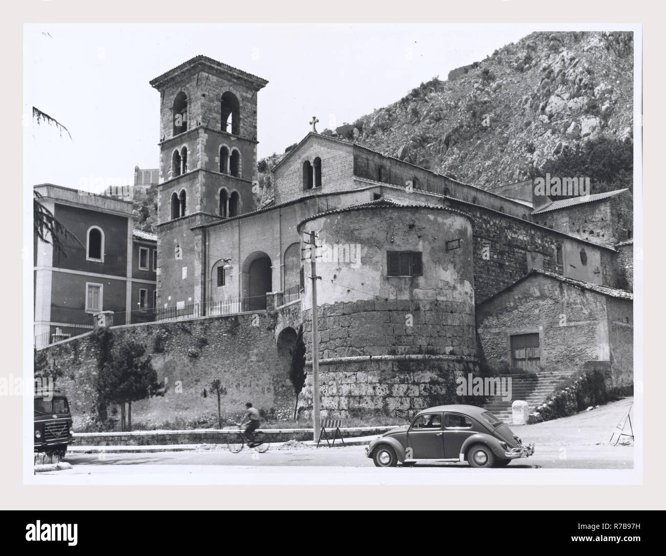 Latium Frosinone Sora S. Maria, c'est mon l'Italie, l'Italie Pays de l'histoire visuelle, l'architecture médiévale, la sculpture architecturale. L'église a été construite dans la seconde moitié du 11e siècle, avec des reconstructions successives au début du xiie siècle. L'église a été rénové dans le style cistercien en 1229. Le portail, décoré avec des motifs végétaux et une inscription, et le campanile à la fois la date de l'époque romane. L'architecture médiévale, peinture, ferronnerie, sculpture. L'église a été remaniée dans le style baroque au 17e siècle, mais a été restauré en style gothique après un incendie d Banque D'Images