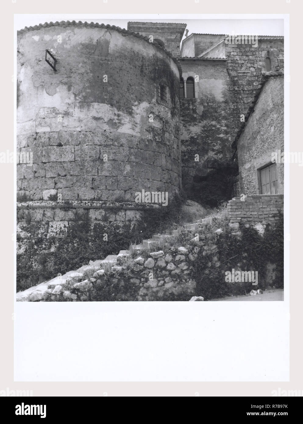 Latium Frosinone Sora S. Maria, c'est mon l'Italie, l'Italie Pays de l'histoire visuelle, l'architecture médiévale, la sculpture architecturale. L'église a été construite dans la seconde moitié du 11e siècle, avec des reconstructions successives au début du xiie siècle. L'église a été rénové dans le style cistercien en 1229. Le portail, décoré avec des motifs végétaux et une inscription, et le campanile à la fois la date de l'époque romane. L'architecture médiévale, peinture, ferronnerie, sculpture. L'église a été remaniée dans le style baroque au 17e siècle, mais a été restauré en style gothique après un incendie d Banque D'Images