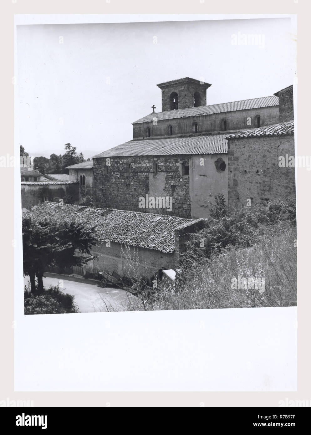 Latium Frosinone Sora S. Maria, c'est mon l'Italie, l'Italie Pays de l'histoire visuelle, l'architecture médiévale, la sculpture architecturale. L'église a été construite dans la seconde moitié du 11e siècle, avec des reconstructions successives au début du xiie siècle. L'église a été rénové dans le style cistercien en 1229. Le portail, décoré avec des motifs végétaux et une inscription, et le campanile à la fois la date de l'époque romane. L'architecture médiévale, peinture, ferronnerie, sculpture. L'église a été remaniée dans le style baroque au 17e siècle, mais a été restauré en style gothique après un incendie d Banque D'Images