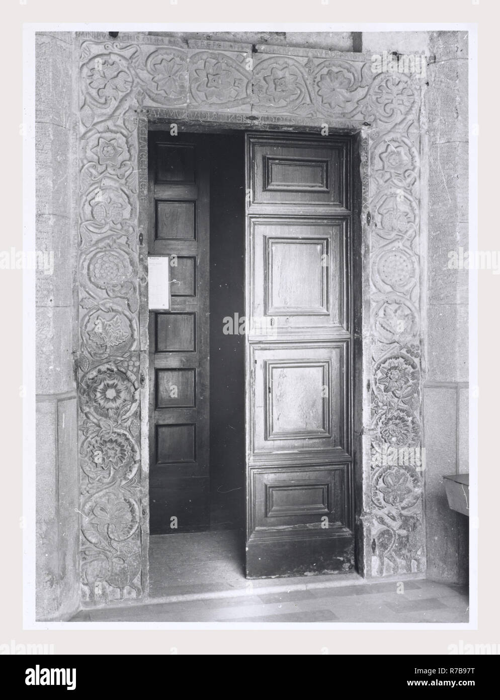 Latium Frosinone Sora S. Maria, c'est mon l'Italie, l'Italie Pays de l'histoire visuelle, l'architecture médiévale, la sculpture architecturale. L'église a été construite dans la seconde moitié du 11e siècle, avec des reconstructions successives au début du xiie siècle. L'église a été rénové dans le style cistercien en 1229. Le portail, décoré avec des motifs végétaux et une inscription, et le campanile à la fois la date de l'époque romane. L'architecture médiévale, peinture, ferronnerie, sculpture. L'église a été remaniée dans le style baroque au 17e siècle, mais a été restauré en style gothique après un incendie d Banque D'Images