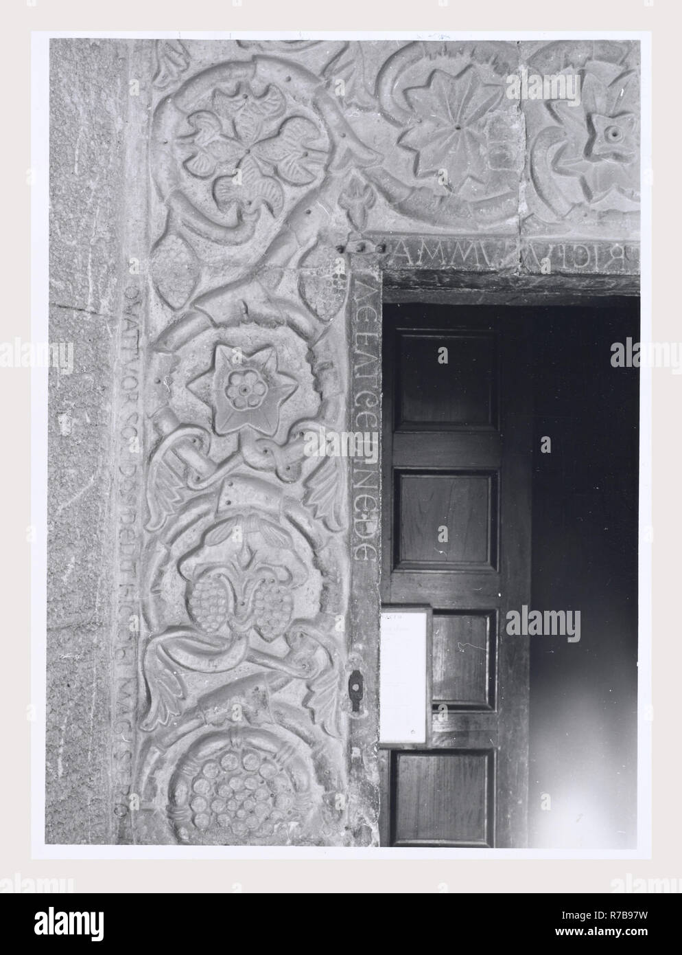 Latium Frosinone Sora S. Maria, c'est mon l'Italie, l'Italie Pays de l'histoire visuelle, l'architecture médiévale, la sculpture architecturale. L'église a été construite dans la seconde moitié du 11e siècle, avec des reconstructions successives au début du xiie siècle. L'église a été rénové dans le style cistercien en 1229. Le portail, décoré avec des motifs végétaux et une inscription, et le campanile à la fois la date de l'époque romane. L'architecture médiévale, peinture, ferronnerie, sculpture. L'église a été remaniée dans le style baroque au 17e siècle, mais a été restauré en style gothique après un incendie d Banque D'Images