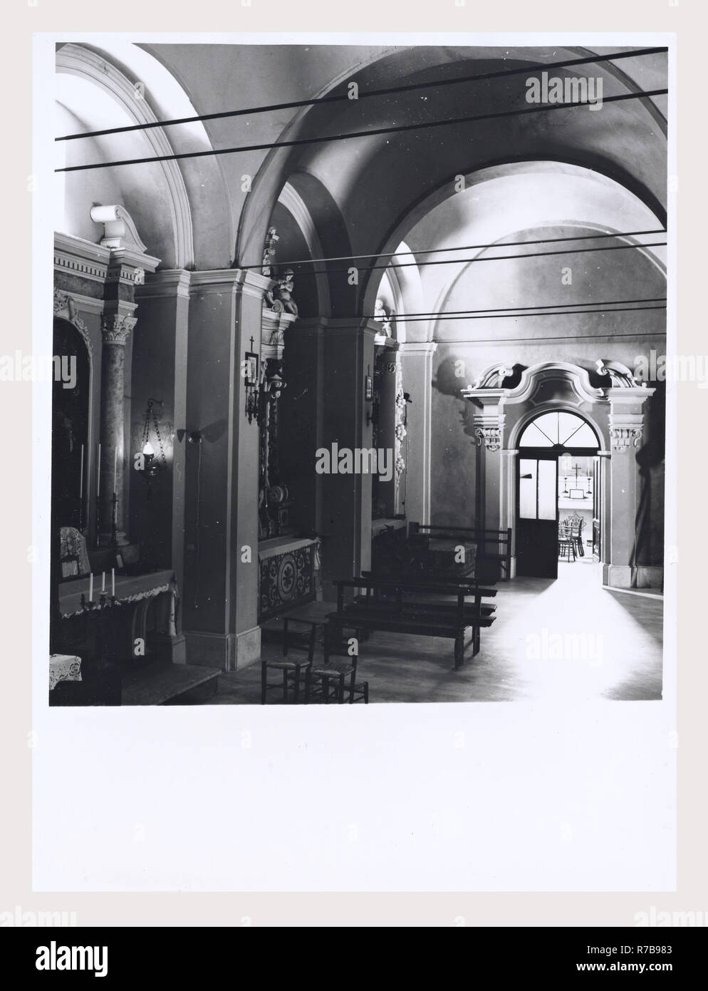 Latium Frosinone Sora S. Maria, c'est mon l'Italie, l'Italie Pays de l'histoire visuelle, l'architecture médiévale, la sculpture architecturale. L'église a été construite dans la seconde moitié du 11e siècle, avec des reconstructions successives au début du xiie siècle. L'église a été rénové dans le style cistercien en 1229. Le portail, décoré avec des motifs végétaux et une inscription, et le campanile à la fois la date de l'époque romane. L'architecture médiévale, peinture, ferronnerie, sculpture. L'église a été remaniée dans le style baroque au 17e siècle, mais a été restauré en style gothique après un incendie d Banque D'Images