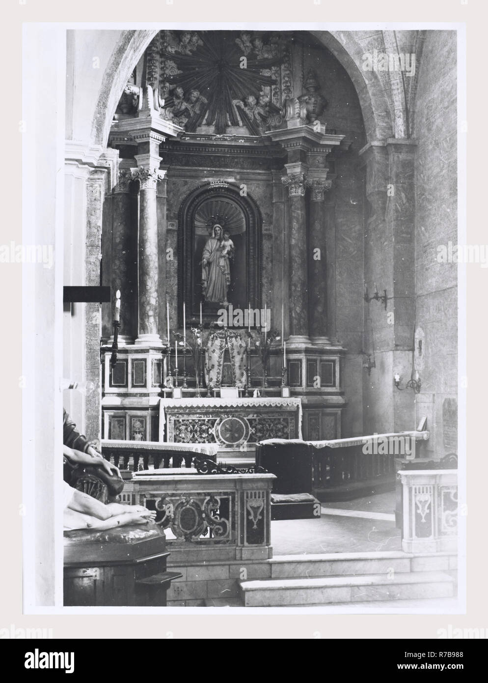 Latium Frosinone Sora S. Maria, c'est mon l'Italie, l'Italie Pays de l'histoire visuelle, l'architecture médiévale, la sculpture architecturale. L'église a été construite dans la seconde moitié du 11e siècle, avec des reconstructions successives au début du xiie siècle. L'église a été rénové dans le style cistercien en 1229. Le portail, décoré avec des motifs végétaux et une inscription, et le campanile à la fois la date de l'époque romane. L'architecture médiévale, peinture, ferronnerie, sculpture. L'église a été remaniée dans le style baroque au 17e siècle, mais a été restauré en style gothique après un incendie d Banque D'Images