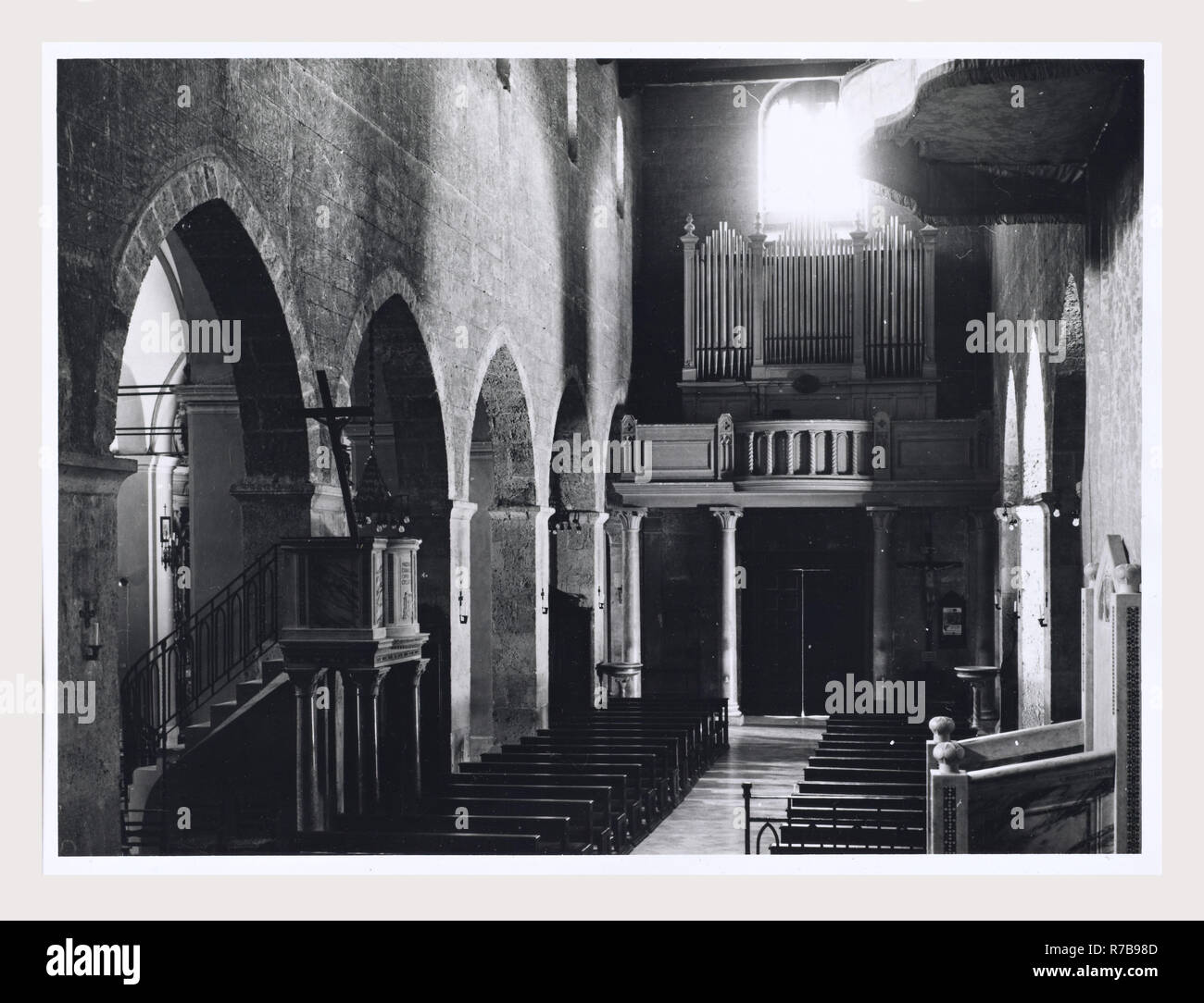 Latium Frosinone Sora S. Maria, c'est mon l'Italie, l'Italie Pays de l'histoire visuelle, l'architecture médiévale, la sculpture architecturale. L'église a été construite dans la seconde moitié du 11e siècle, avec des reconstructions successives au début du xiie siècle. L'église a été rénové dans le style cistercien en 1229. Le portail, décoré avec des motifs végétaux et une inscription, et le campanile à la fois la date de l'époque romane. L'architecture médiévale, peinture, ferronnerie, sculpture. L'église a été remaniée dans le style baroque au 17e siècle, mais a été restauré en style gothique après un incendie d Banque D'Images