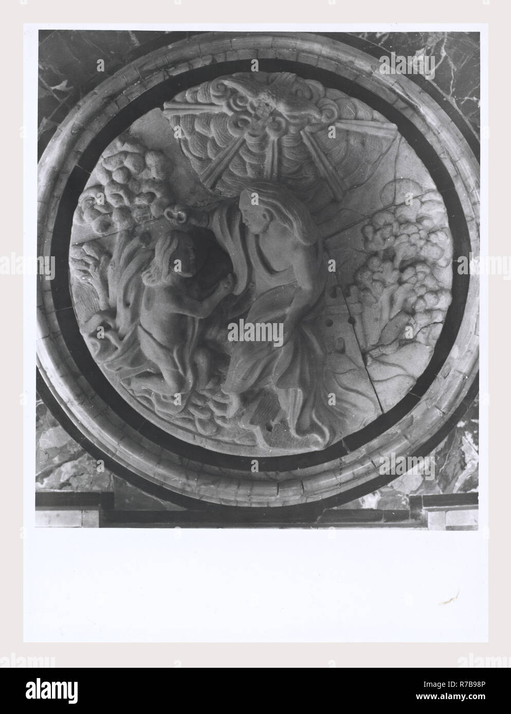 Latium Frosinone Sora S. Maria, c'est mon l'Italie, l'Italie Pays de l'histoire visuelle, l'architecture médiévale, la sculpture architecturale. L'église a été construite dans la seconde moitié du 11e siècle, avec des reconstructions successives au début du xiie siècle. L'église a été rénové dans le style cistercien en 1229. Le portail, décoré avec des motifs végétaux et une inscription, et le campanile à la fois la date de l'époque romane. L'architecture médiévale, peinture, ferronnerie, sculpture. L'église a été remaniée dans le style baroque au 17e siècle, mais a été restauré en style gothique après un incendie d Banque D'Images