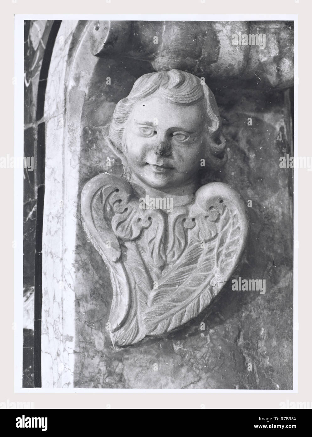 Latium Frosinone Sora S. Maria, c'est mon l'Italie, l'Italie Pays de l'histoire visuelle, l'architecture médiévale, la sculpture architecturale. L'église a été construite dans la seconde moitié du 11e siècle, avec des reconstructions successives au début du xiie siècle. L'église a été rénové dans le style cistercien en 1229. Le portail, décoré avec des motifs végétaux et une inscription, et le campanile à la fois la date de l'époque romane. L'architecture médiévale, peinture, ferronnerie, sculpture. L'église a été remaniée dans le style baroque au 17e siècle, mais a été restauré en style gothique après un incendie d Banque D'Images