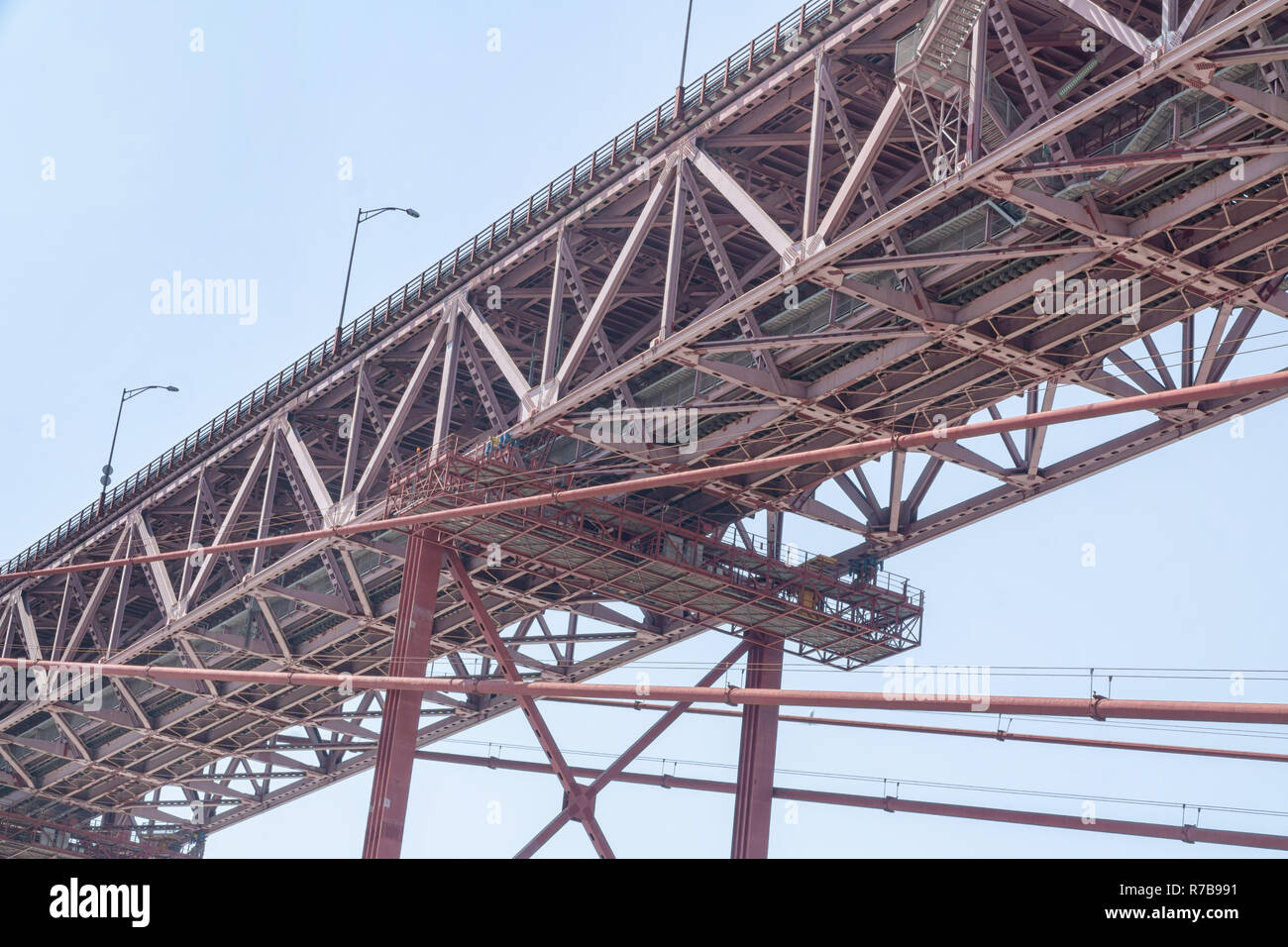 Vue de dessous de la structure du pont suspendu. 25 avril célèbre Pont sur le Tage à Lisbonne, Portugal. Banque D'Images