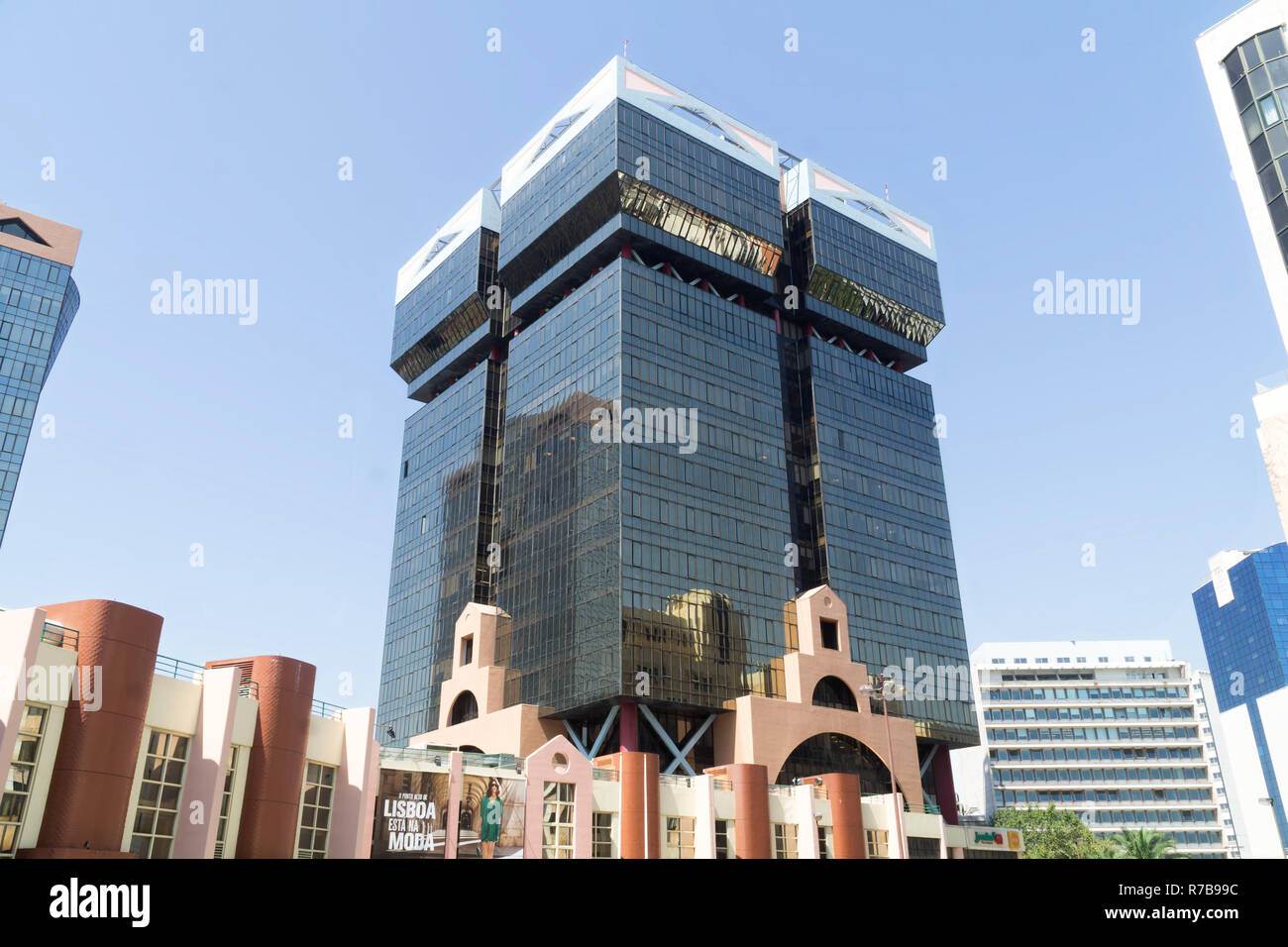 Lisbonne, Portugal - 31 août 2018 : Vue de dessous de la façade moderne du centre commercial Amoreiras, icône de la capitale portugaise. Banque D'Images
