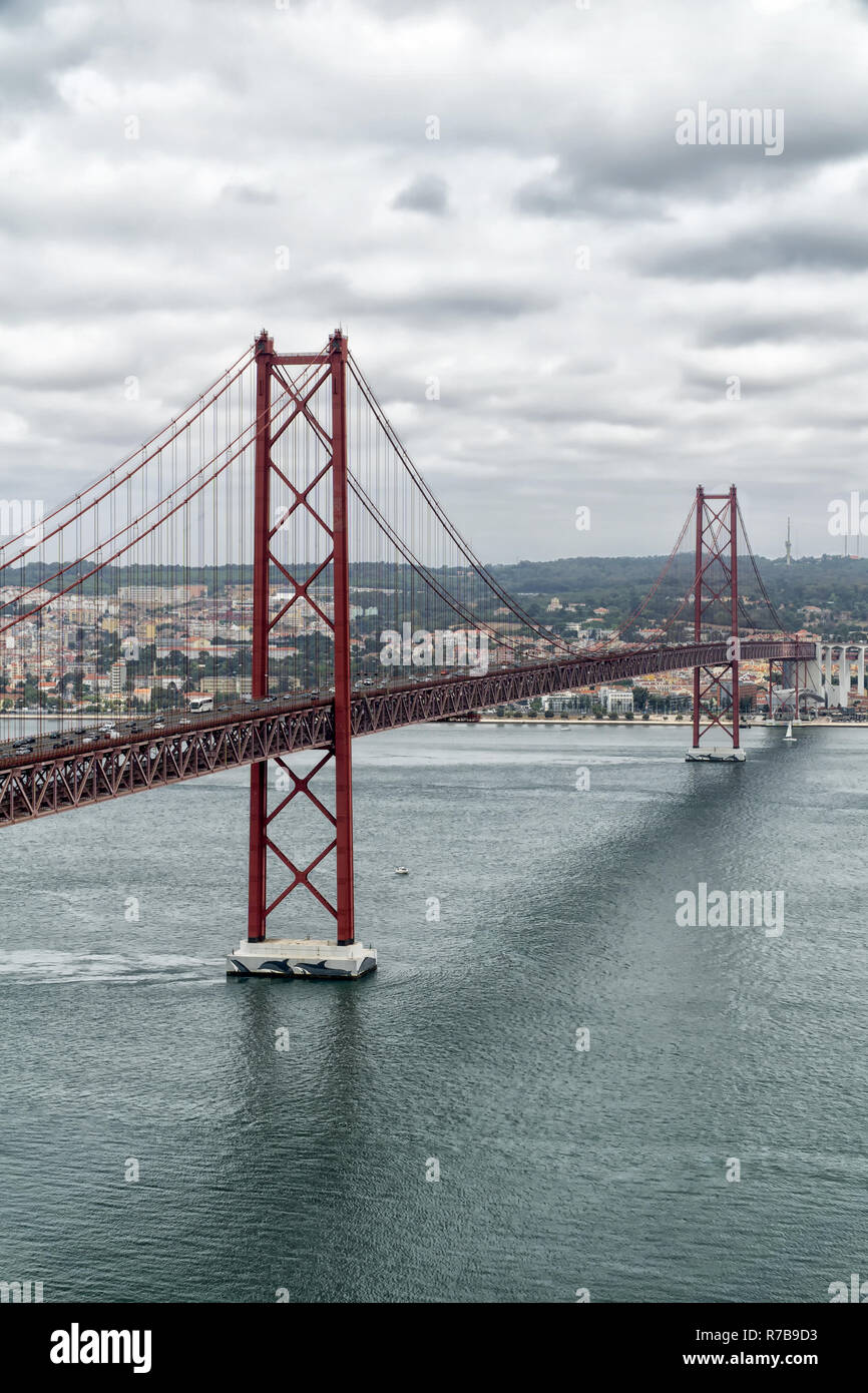 25 avril célèbre Pont sur le Tage à Lisbonne, Portugal sur une journée nuageuse. Vue depuis la gauche (sud) de la Banque mondiale sur le Tage. Banque D'Images