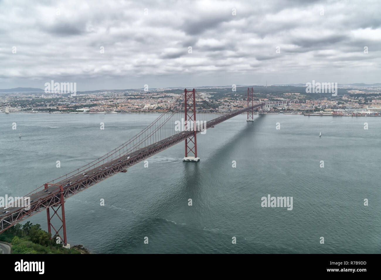 25 avril célèbre Pont sur le Tage à Lisbonne, Portugal sur une journée nuageuse. Vue aérienne de la gauche (sud) de la Banque mondiale sur le Tage. Banque D'Images