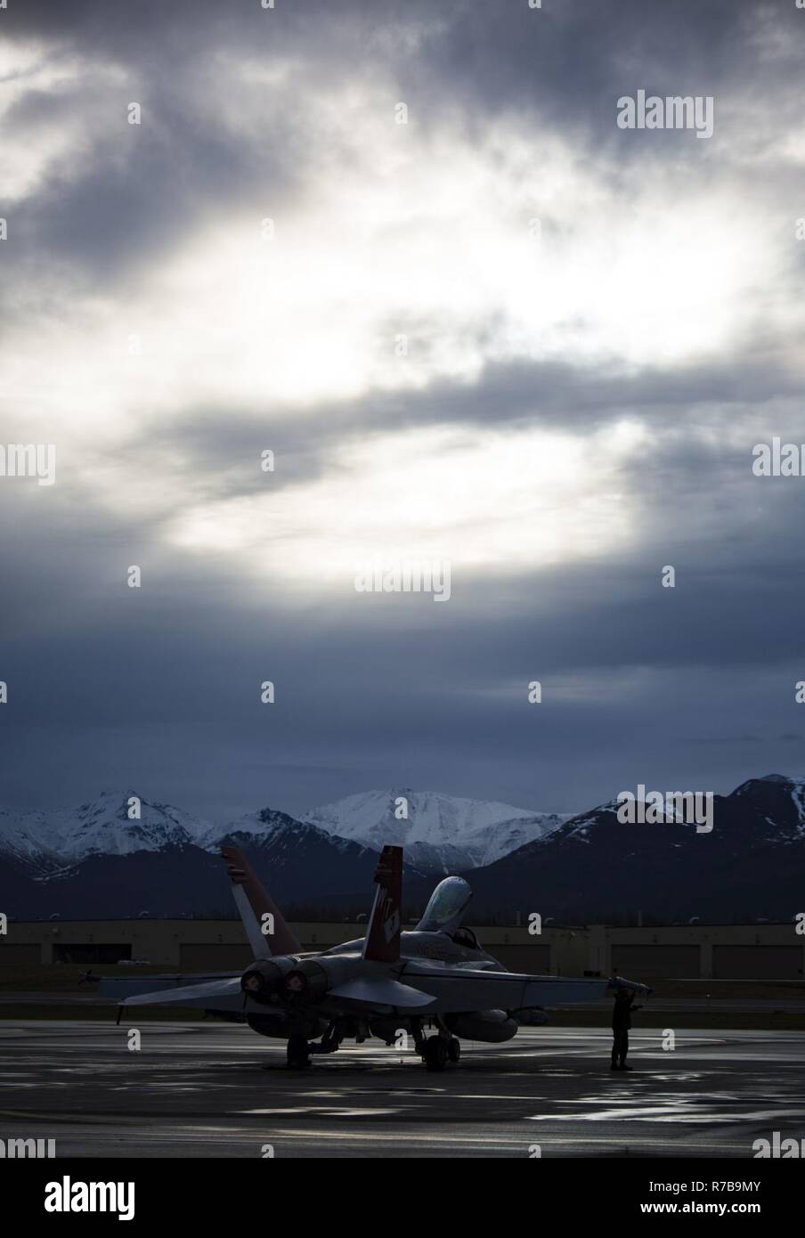 Chasse Marine Attack Squadron (VMFA) 121, stationné à Iwakuni Marine Corps Air Station, le Japon, la conduite des opérations de vol avec l'Armée de l'air et de la Marine aircraft at Joint Base Elmendorf-Richardson, Alaska, le 10 mai 2017. Nord 17 est le premier ministre de l'Alaska à l'exercice et la formation conjointe est menée afin de renforcer l'interopérabilité entre les différents avions de tous les services. Banque D'Images