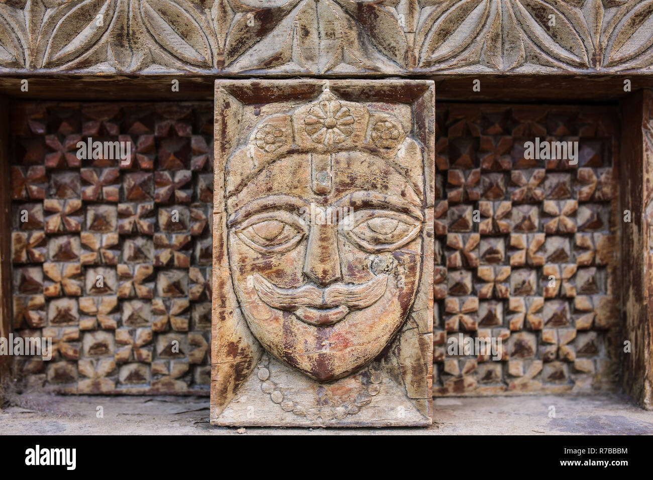 Vashisht, Inde - le 27 mai 2017 : sculpture en bois sur le temple hindou de Vashisht village de Kullu valley, Himachal Pradesh, Inde Banque D'Images