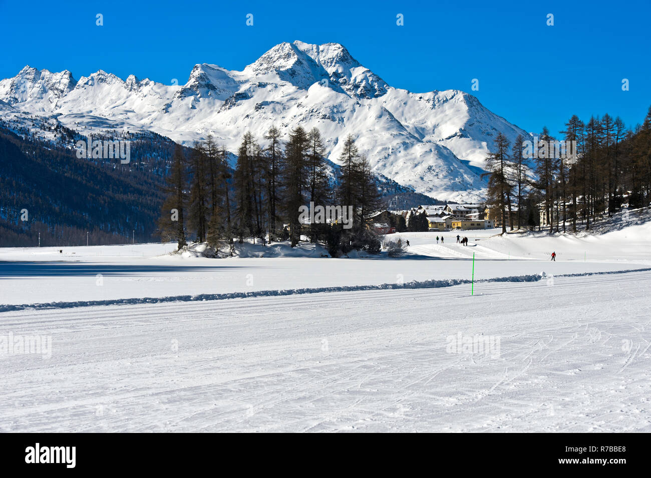 Vue sur le lac gelé à la crête Champfersee Gipfel Le Piz de la Margna, Champfer, vallée de l'Engadine, Grisons, Suisse Banque D'Images