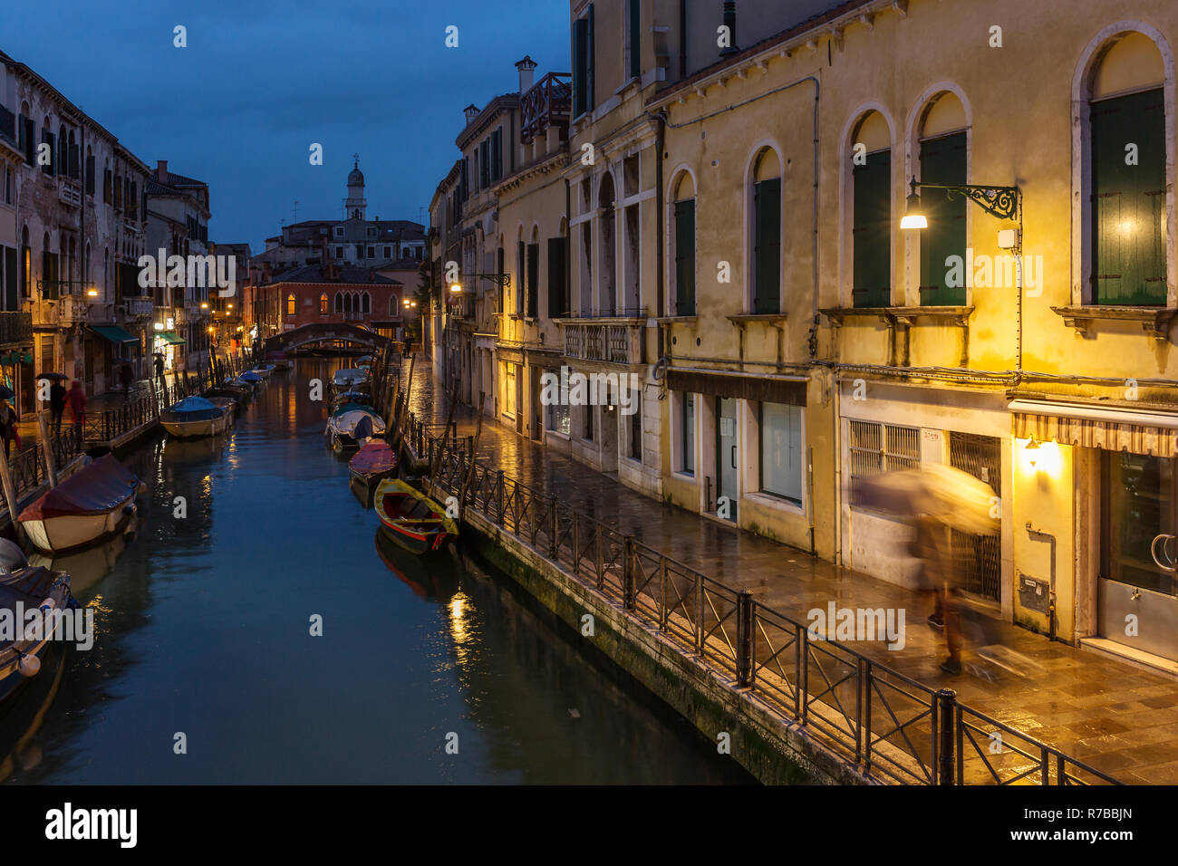 Côté Canal de nuit à Venise, Italie. Banque D'Images