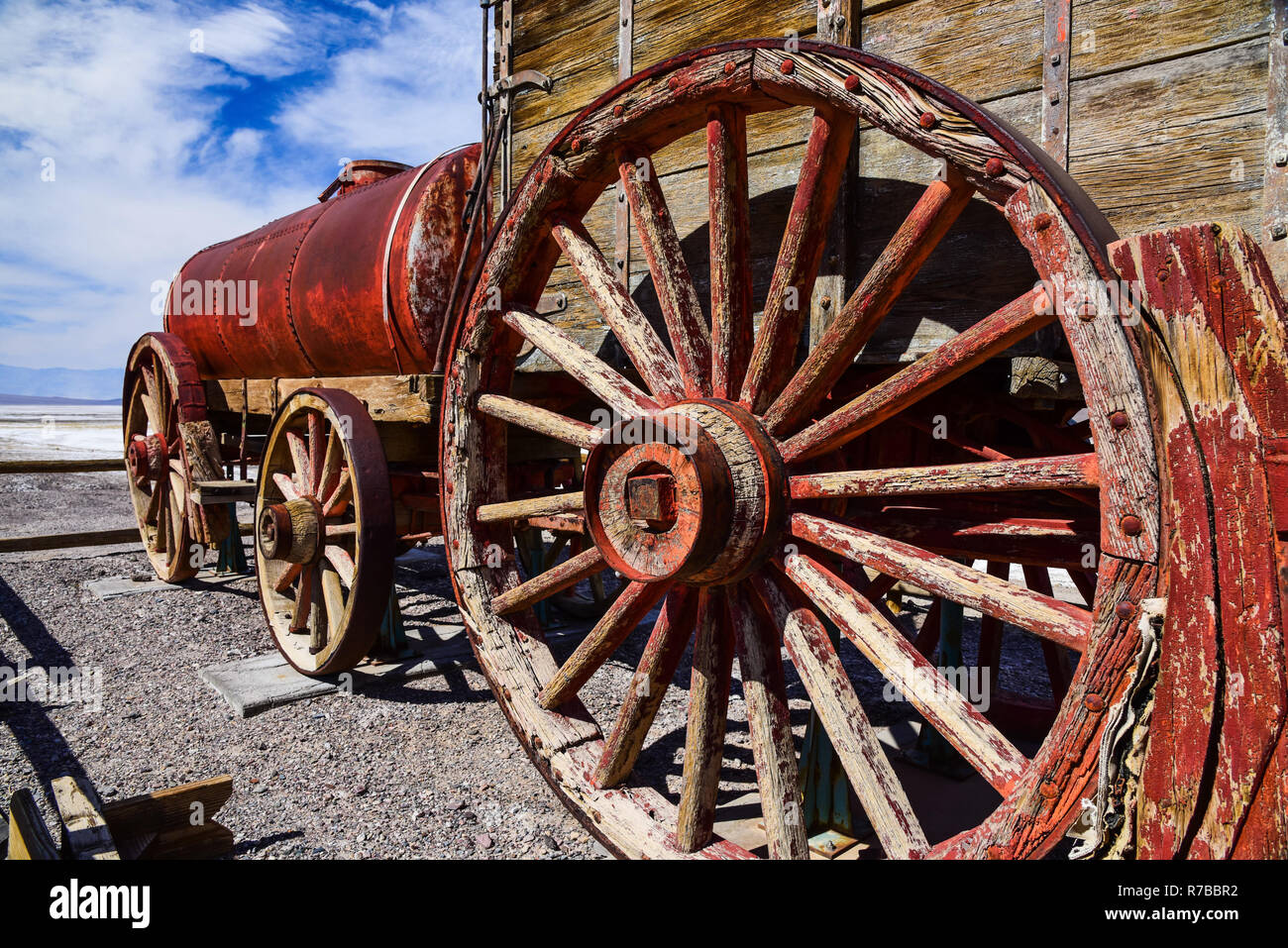 De l'eau Vintage wagon dans Death Valley, CA. Banque D'Images