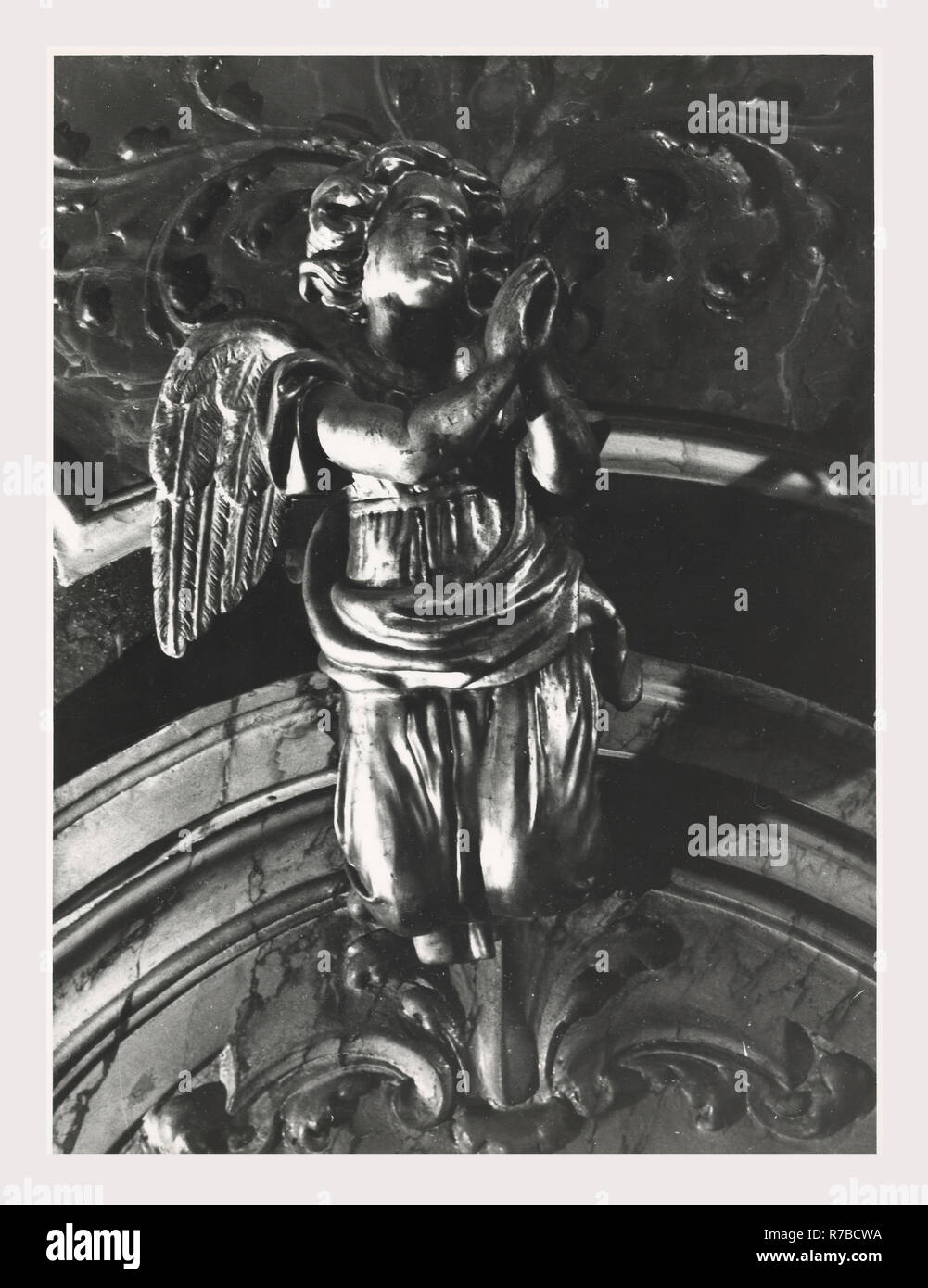 Latium Rieti Rieti S. Ruffo, c'est mon l'Italie, l'Italie Pays de l'histoire visuelle, de l'architecture médiévale architecture, sculpture, peinture, décoration en stuc. L'église a été construite en 1141, mais a été complètement restructuré en 1746, avec une façade baroque en marbre et stuc doré et l'intérieur. Dans une chapelle latérale est la peinture de l'Ange Gardien, attribué à Giovanni Antonio Galli appelé lo Spadarino. Banque D'Images