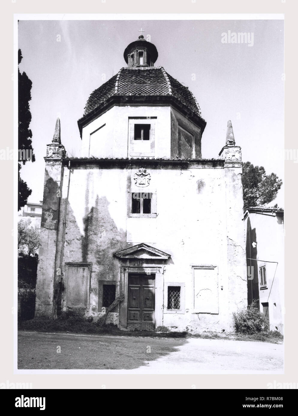 Lazio Roma Poli Église, c'est mon l'Italie, l'italien pays de l'histoire visuelle, une vue sur l'extérieur de l'église octogonale de 16c., y compris façade, flanc, coupole, et les détails des fenêtres et Farnese crest. Banque D'Images