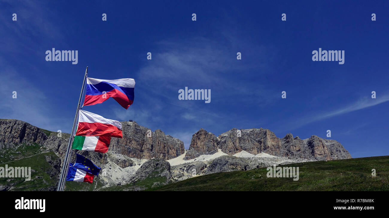 Vue d'été de Sella Tours et le Piz Boè de Passo Pordoi, Canazei, Dolomites, Italie Sella grupe ou Gruppo di Sella et le Passo Pordoi, Tyrol du Sud Banque D'Images