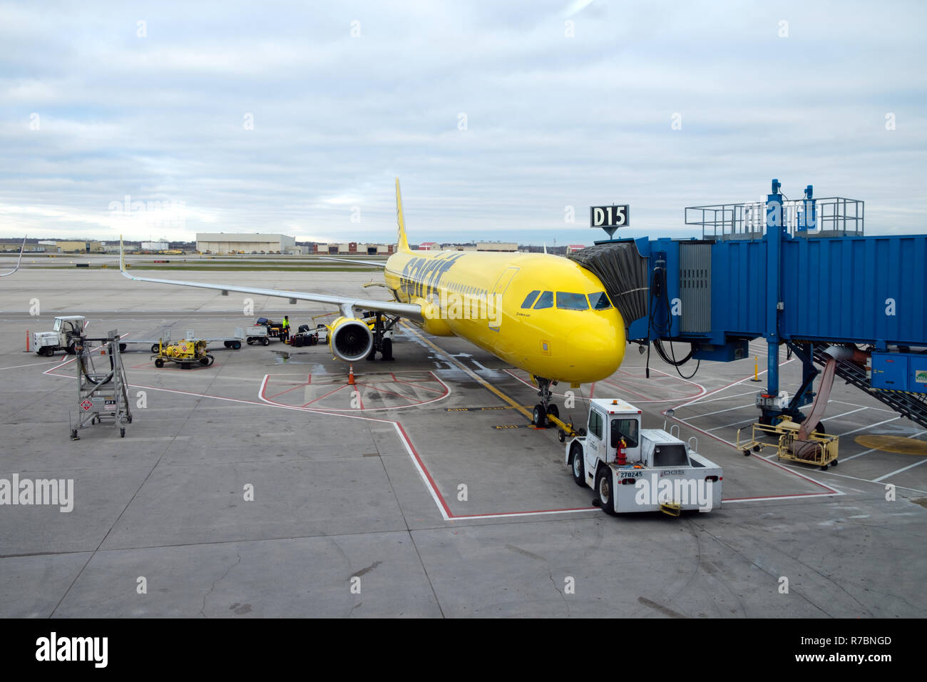 Spirit Airlines avion jaune à l'Aéroport Métropolitain de Détroit, Michigan, United States Banque D'Images