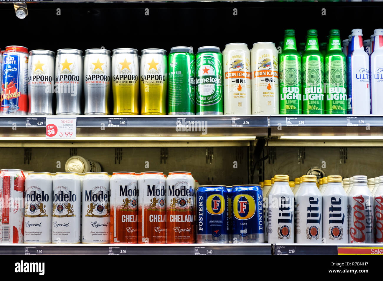 Grand choix de bière ou de boissons sur étagère Banque D'Images